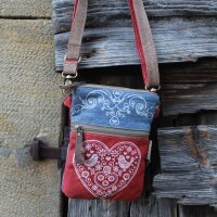 Domelo kleine Umhängetasche. Trachtentasche aus recycelter Jeans & Canvas mit Herz-Motiv