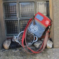Domelo kleine Umhängetasche. Trachtentasche aus recycelter Jeans & Canvas mit Herz-Motiv