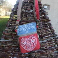 Domelo kleine Umhängetasche. Trachtentasche aus recycelter Jeans & Canvas mit Herz-Motiv