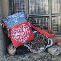 Domelo kleine Umhängetasche. Trachtentasche aus recycelter Jeans & Canvas mit Herz-Motiv